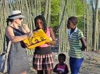 Kinder in Namibia lassen sich die Cottbus-Tüte erklären