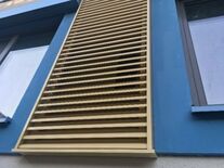 Außenwand: Gitter für Zu- und Fortluft neben den Fenstern 

