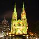 St Mary’s Cathedral in Sydney, Australien, während der
Lichtinstallation – Vivid Sydney