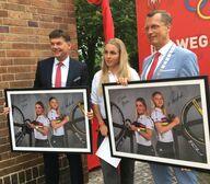 Archivfoto: Emma Hinze (m.) und Oberbürgermeister Holger Kelch (r.)