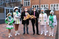 Weiberfastnacht in kleinster Form im Hof des Rathauses