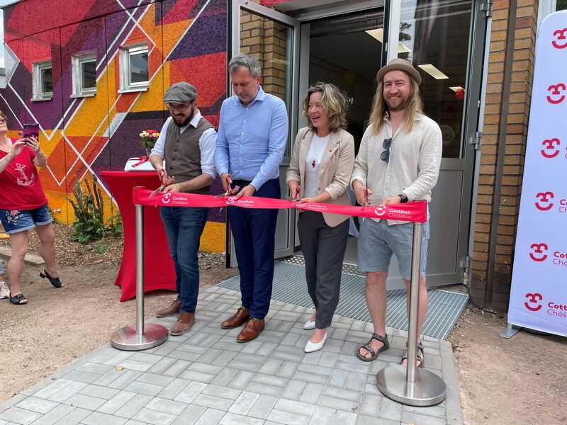 Foto: Leiter Mathies Rau, OB Tobias Schick, Dezernentin Eike Belle und Stadteilmanager Stefan Schurmann durchtrennten das traditionelle Band.