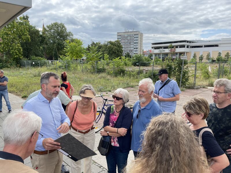 Bürgergespräch mit OB Tobias Schick in der Stadtpromenade und am ehemaligen Galeria-Gebäude