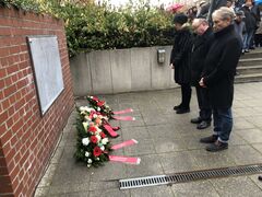 Bürgermeisterin Marietta Tzschoppe, Gennadi Kushnir, Vorsitzender der Jüdischen Gemeinde Cottbus, und Reinhard Drogla, Vorsitzender der Stadtverordneten  am Standort der alten Synagoge (v. l.)