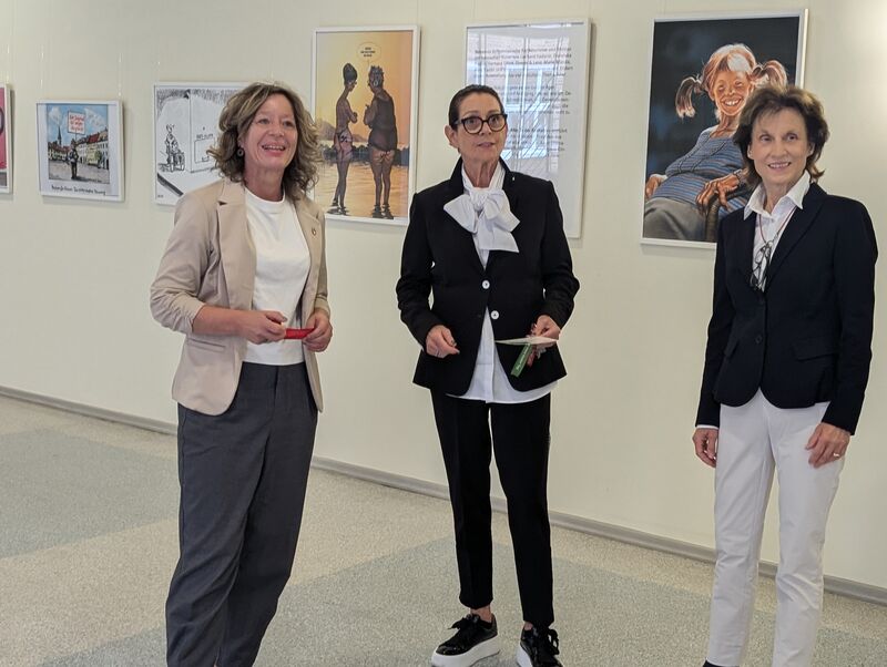 Kuratorin Dr. Franziska Polanski, Bürgermeisterin Marietta Tzschoppe, Sozialdezernentin Eike Belle (v.r.) bei der Eröffnung der Karikaturen-Ausstellung.