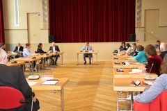 Der Ökumenische Stadtkonvent und die Rathausspitze im Saal des Stadthauses