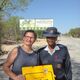 Als die Polizistin am Eingang des Etosha-Nationalparks in Namibia erfuhr, dass die deutsche Frau in Cottbus auch Polizeikommissar ist, ließ sie sich gern fotografieren © Ralf Kimpel Als die Polizistin am Eingang des Etosha-Nationalparks in Namibia erfuhr, dass die deutsche Frau in Cottbus auch Polizeikommissar ist, ließ sie sich gern fotografieren
