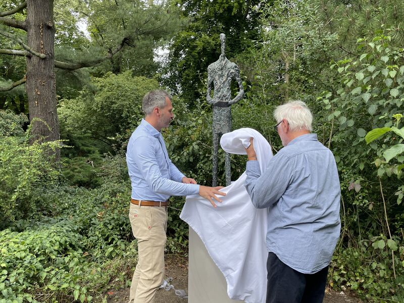 Drei prägenden Cottbuser (v.l.): OB Tobias Schick, Skulptur Carl Blechen, Künstler Steffen Mertens