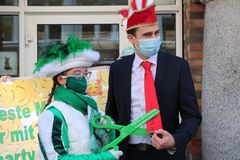 Dr. Markus Niggemann wird der Schlips gekürzt