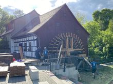 Montagearbeiten am Wasserrad