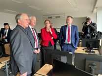 Schulrundgang mit Schulleiter Schiffmann (l.)