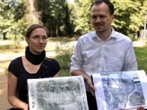 Fr. Weber und Hr. Wecke mit alten und neuen Ansichten des Rehgartens