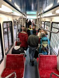 Rege Diskussion in der Straßenbahn zum Thema Barrierefreiheit