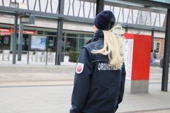 Ordnungsamt vor der Stadthalle