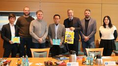 v. l.: Marcus Wehner, Sebastian Grothe, Lutz Wegener, Hiroyuki Hirakawa, OB Tobias Schick, Kay Havenstein, Aleksandra Zimolag (Stadt Cottbus/Chóśebuz)