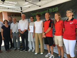 Bürgermeisterin Tzschoppe (5. v. r.) erhält Förderscheck von Ministerin Schneider (4. v. r.)