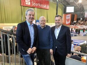 Oberbürgermeister Tobias Schick (rechts im Bild) mit Alt-OB Waldemar Kleinschmidt (Mitte) und Frank Szymanski beim Turnier der Meister 2023 © Stadt Cottbus/Chóśebuz Oberbürgermeister Tobias Schick (rechts im Bild) mit Alt-OB Waldemar Kleinschmidt (Mitte) und Frank Szymanski beim Turnier der Meister 2023