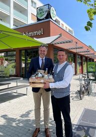 OB Tobias Schick zu Besuch im „Bioladen Schömmel“
