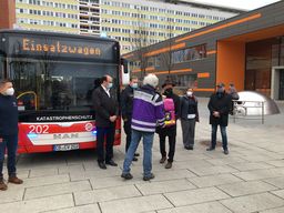 Oberbürgermeister Holger Kelch übergab neue Ausrüstung für die Notfallseelsorger. Stadt Cottbus/Chóśebuz.