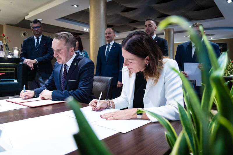 Dezernentin Doreen Mohaupt und  Stadtpräsident Marcin Pabierowski bei der Vertragsunterzeichnung am 13.09.2024