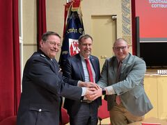 v. l.: Dr. Wolfgang Bialas (Präsident des Stadtfeuerwehrverband), Oberbürgermeister Tobias Schick, Clemens Miersch (Vertreter des Schulleiters der Schmellwitzer Oberschule)