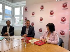 Bürgermeisterin Christine Herntier, OB Tobias Schick und Kämmerer und Wirtschaftsbeigeordneter Markus Niggemann vor Unterzeichnung der Kooperationsvereinbarung CB-SPB.