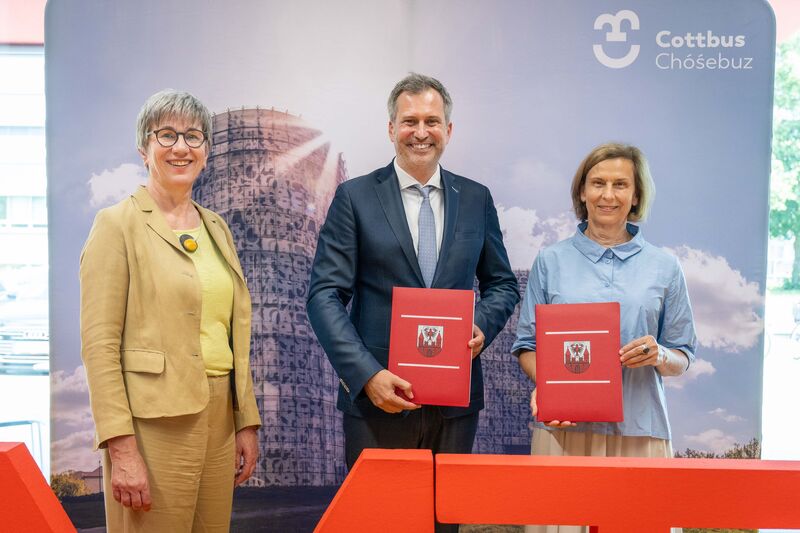 Unterzeichnung der Rahmenvereinbarung zur Entwicklung des Lausitz Science Parks (v. li.): Kathrin Schneider, Ministerin und Chefin der Staatskanzlei Brandenburg, Tobias Schick, Oberbürgermeister der Stadt Cottbus, Prof. Dr. Gesine Grande, Präsidentin der BTU Cottbus-Senftenberg.
