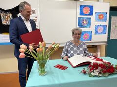 Roswitha Nagel beim Eintrag in die Ehrenchronik